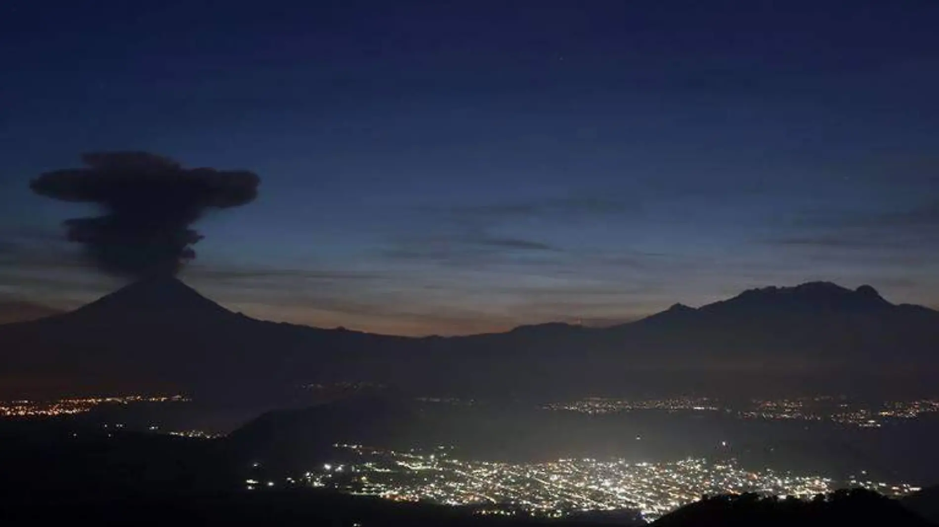 Desde hace ya varios días el volcán Popocatépetl incrementó su actividad de manera considerable